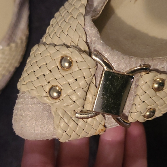 VINTAGE OFF-WHITE SNAKESKIN pointed flat with gold hardware - Picture 4 of 4